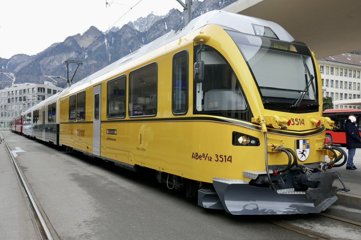 Der  Ahnenzug  ABe 8/12 3514 am 26.12.23 nach der Ankunft auf dem Bahnhofplatz in Chur.
