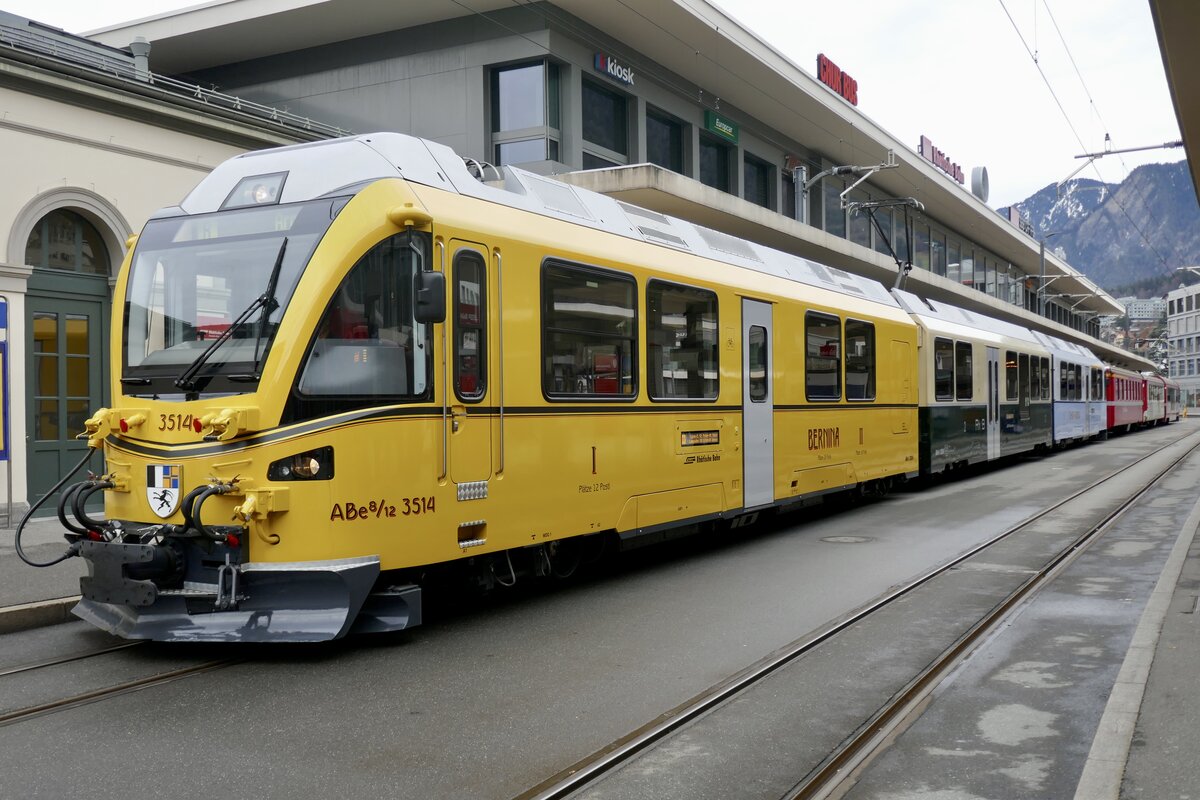 Der  Ahnenzug  ABe 8/12 3514 steht mit seinem Pendel am 26.12.23 auf dem Bahnhofplatz bereit um wieder nach Arosa zu fahren.