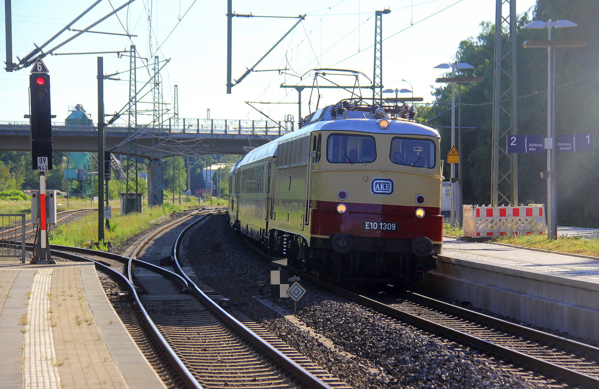 Der AKE-Rheingold auf dem Rückweg nach Köln.
Aufgenommen vom Bahnsteig in Stolberg-Hbf.
Bei Sommerwetter am Abend vom 1.7.2018.