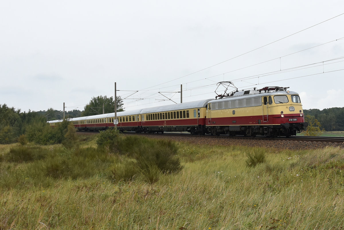 Der AKE-Rheingold mit der E10 1309 in Front kommend aus Bremen, bei der Weiterfahrt nach Schwerin. Vielen dank nochmal an Stefan für die nette Info zum AKE. 3km östlich von Büchen, 23.09.2018.