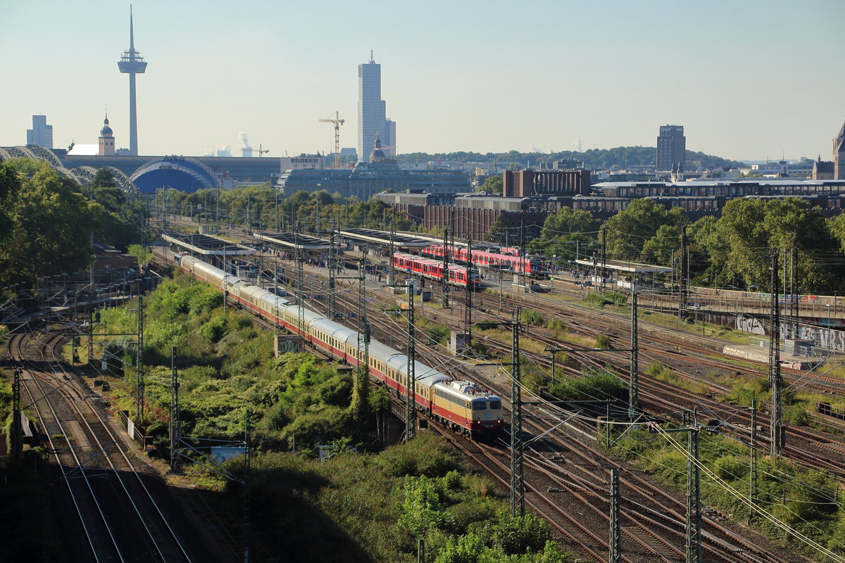 Der AKE-Rheingold mit der E10 1309 ist schon fast Alltag in Köln. Und doch ist es immer wieder schön ihn zu fotografieren. Hier lässt der Zug mit der 110 469-4 von National Express am Zugschluss Köln hinter sich und macht sich auf den Weg in Richtung Wuppertal.
Köln Messe/Deutz, 07. September 2016