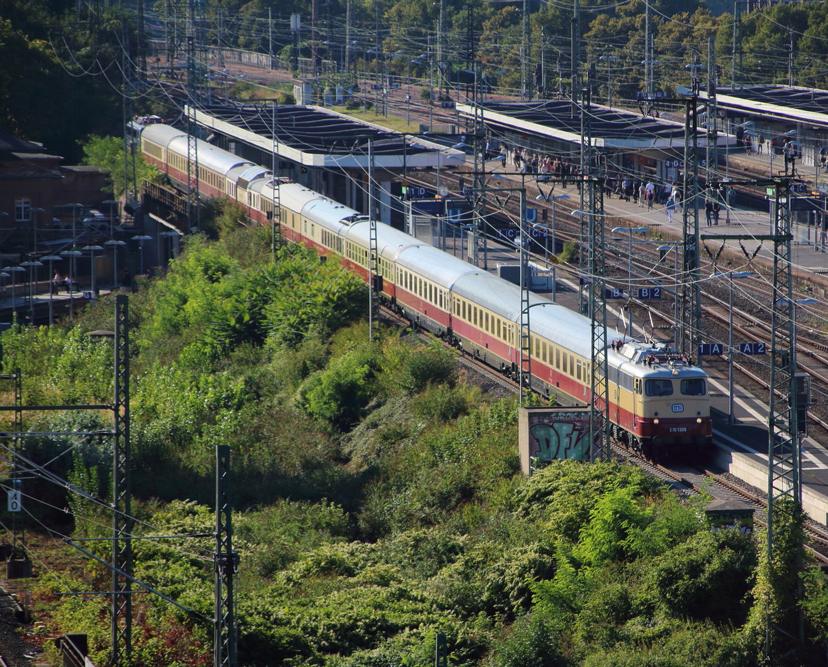 Der AKE-Rheingold mit der E10 1309 ist schon fast Alltag in Köln. Und doch ist es immer wieder schön ihn zu fotografieren. Hier lässt der Zug mit der 110 469-4 von National Express am Zugschluss Köln hinter sich und macht sich auf den Weg in Richtung Wuppertal. Köln Messe/Deutz, 07. September 2016