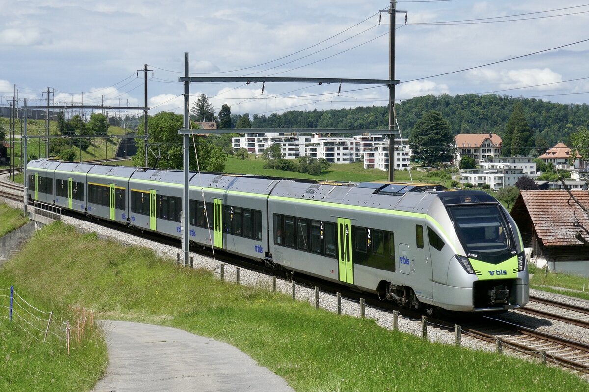 Der AKIM RABe 528 113 der als RE9 wieder auf dem Weg nach Interlaken Ost ist am 17.6.24 bei Faulensee.