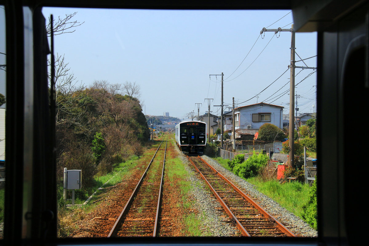 Der Akku-Triebzug BEC 819 von JR Kyûshû: Zug BEC 819 Nr. 1 kommt auf der nicht elektrifizierten Linie nach Wakamatsu entgegen, bei Okudôkai. 31.März 2018  
