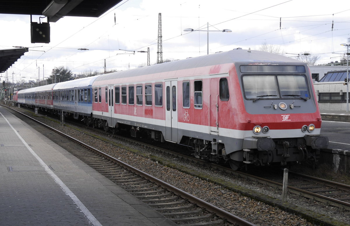 Der aktuelle RB 48-Ersatzzug von GfF ist bunter als zuletzt der TRI-Zug: Zwei Wagen sind rot, zwei tragen die GfF-Farbgebung, und der AB wird von TRI beigesteuert. Wuppertal-Oberbarmen, 19.3.21. Außerdem verkehrte er an diesem Tag nicht in dem veröffentlichten Umlauf, sondern eine Stunde später. Mobilitätseingeschränkte werden begeistert gewesen sein.