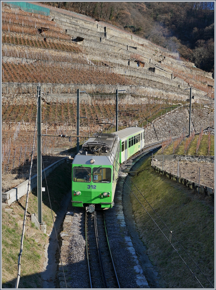 Der AL BDeh 4/4 312 erreicht von Leysin kommend in Kürze Ailge Dépôt A-L.
14. Dez. 2016