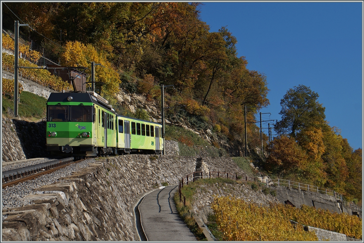 Der AL BDeh 4/4 313 mit einem Bt auf der Fahrt nach Leysin in den WEinberen oberhalb von Aigle.
1. Nov. 2015