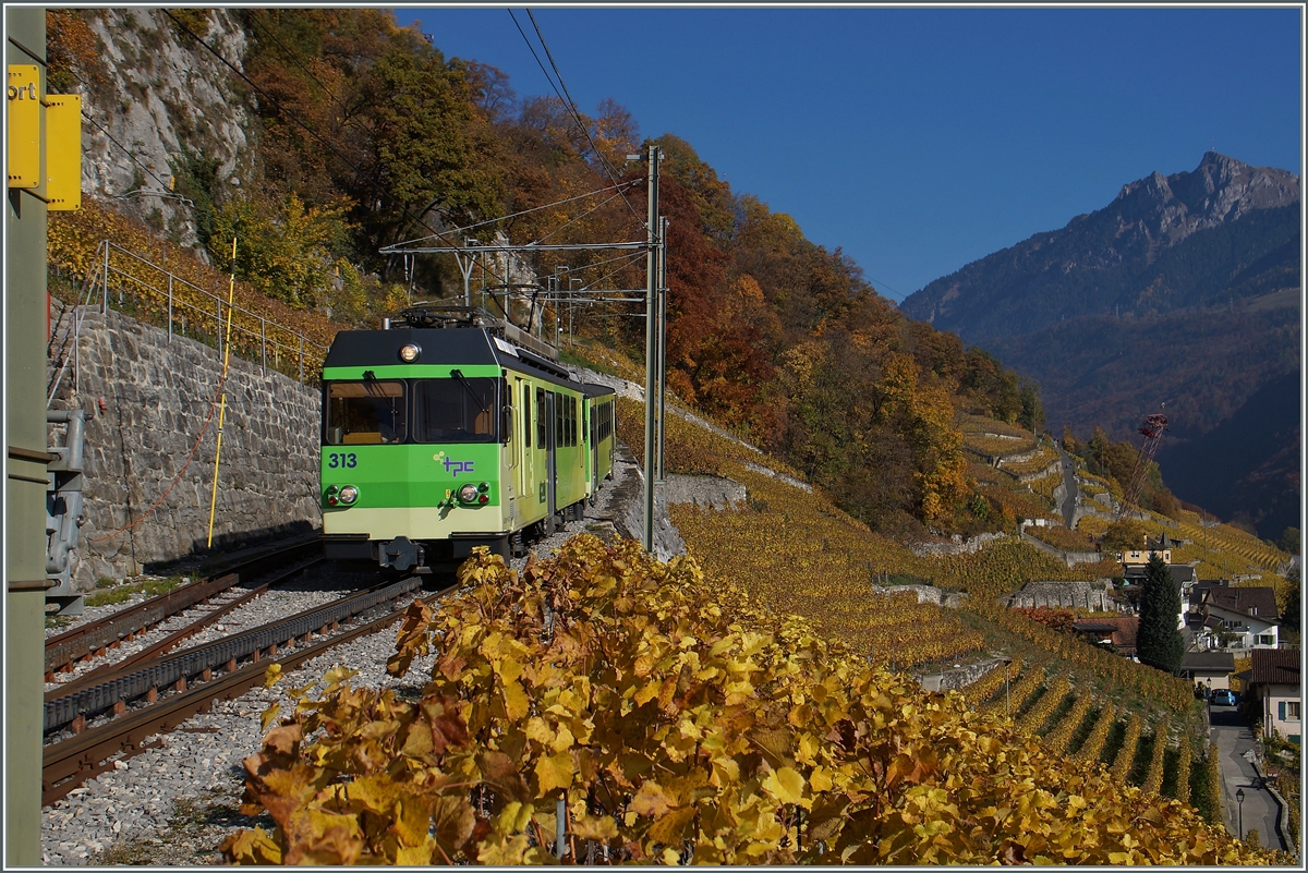 Der AL BDeh 4/4 313 erreicht mit seinem Bt auf den Weg von Leysin nach Aigle die kleine Station Fontanney.
1. Nov. 2015
