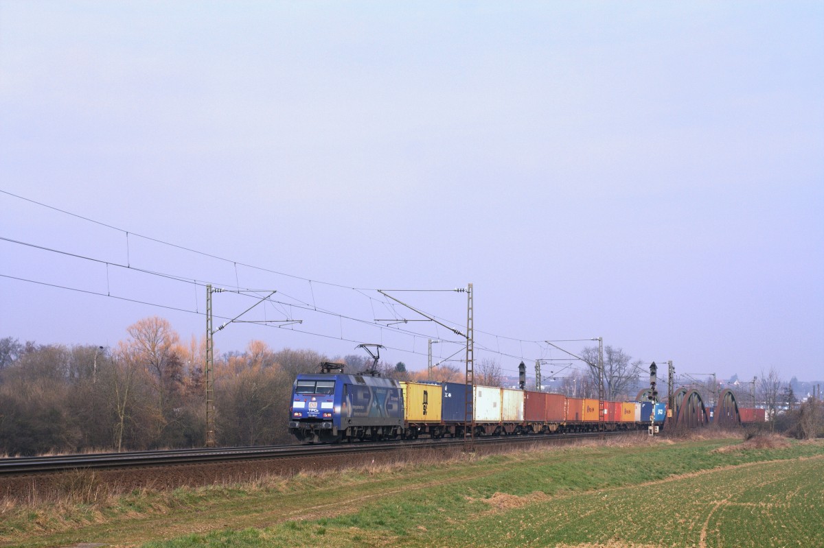 Der Albatros 152 135-0 zieht am 19.03.2015 einen Containerzug hinter Elze gen Süden