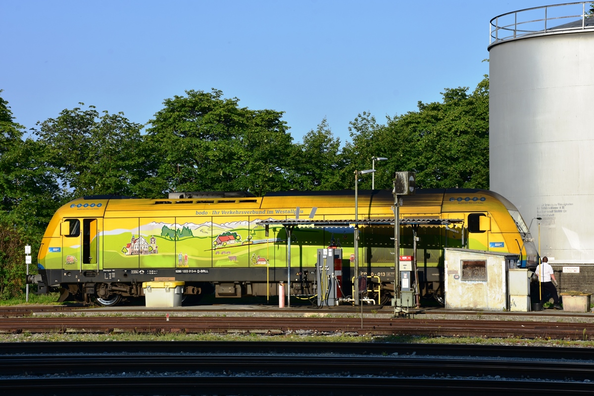 Der Albtraum eines jeden Admin: Die Hälfte der Lok großteils verdeckt, und von der anderen Hälfte ist auch nur ein Rad sichtbar. Und dennoch gehören Auftanken und eine kurze Kontrolle zum Bahnalltag – wie hier bei der  Bodo-Lok  Beacon Rail Leasing ER20 013 (im Dienst für ALEX) am 25.07.2018 in Lindau.