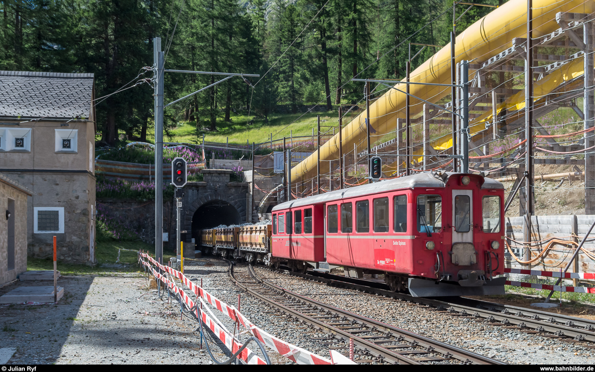 Der Albula-Sprinter fährt am 13. Juli 2017 aus dem Bahnhof Spinas in den Albulatunnel ein. Der aus einem Mitteleinstiegswagen umgebaute Xa 99801 dient als Behelfssteuerwagen und zum Personaltransport.