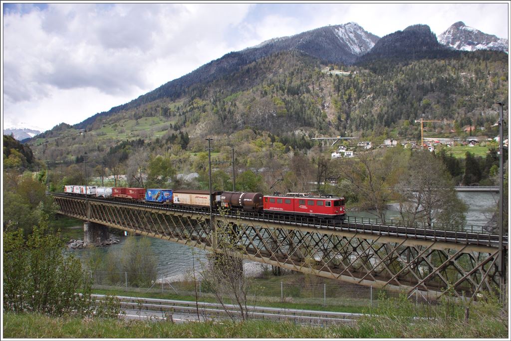 Der Albulagüterzug aus Samedan mit der Ge 6/6 II 705  Pontresina/Puntraschigna  auf der Hinterrheinbrücke bei Reichenau-Tamins. (27.04.2016)