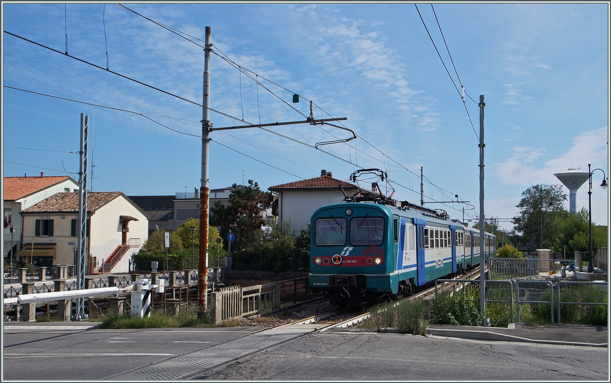 Der Ale 582-058 erreicht als  Regionale 6510  von Rimini nach Ravenna in Kürze den Bahnhof Cesenatico. 
Der Zug befindet sich an der gleiche Stelle wie der bei Bild ID 820347 nur schwer zu findende  Minueto . 
17. Sept. 2014