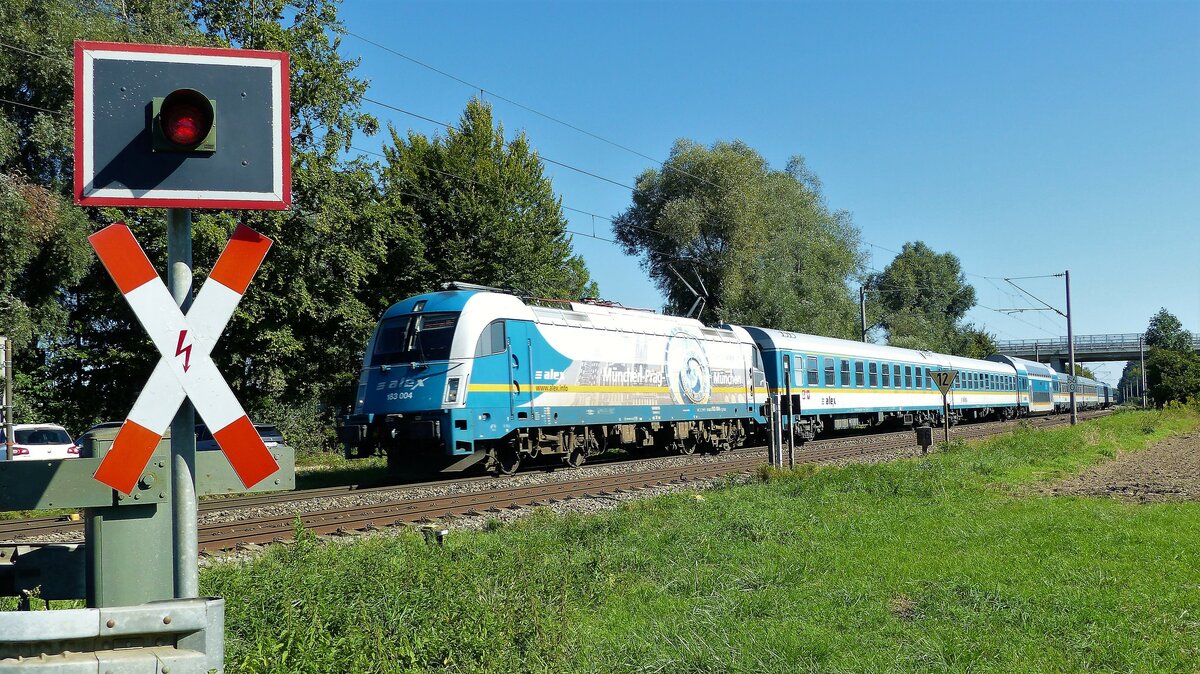 Der ALEX aus Prag/Hof kommend mit der 183 004 ( 9180 6183 004-1 D-DLB ) bei Moosburg an der Isar in Richtung München am 9.9.2023
