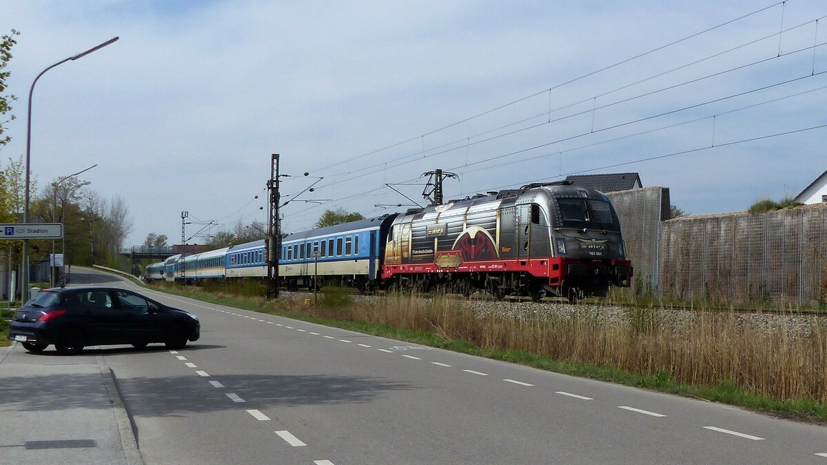 Der ALEX mit der 183 001 ( 9180 6183 001-7 D-DLB ) an der Spitze auf der Durchfahrt in Moosburg an der Isar am 22.4.2022