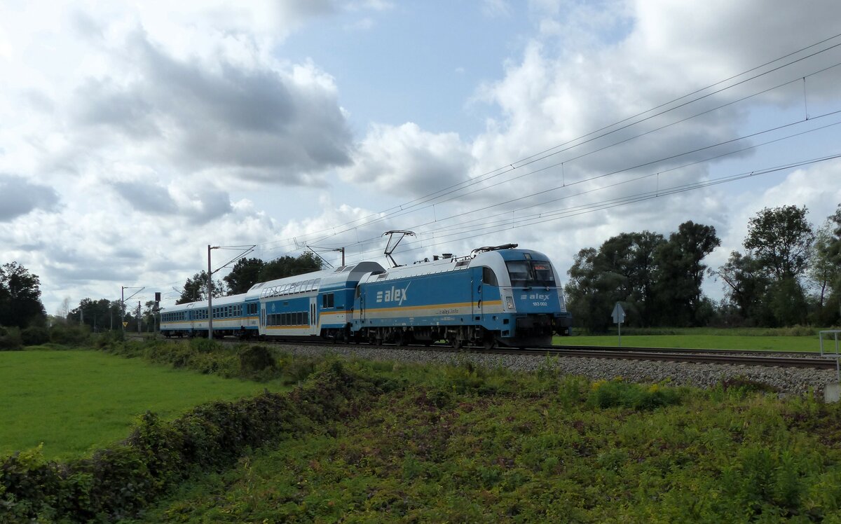 Der ALEX mit der 183 002-5 ( 9180 6183 002-5 D-DLB ) vor Moosburg an der Isar am 30.9.2023