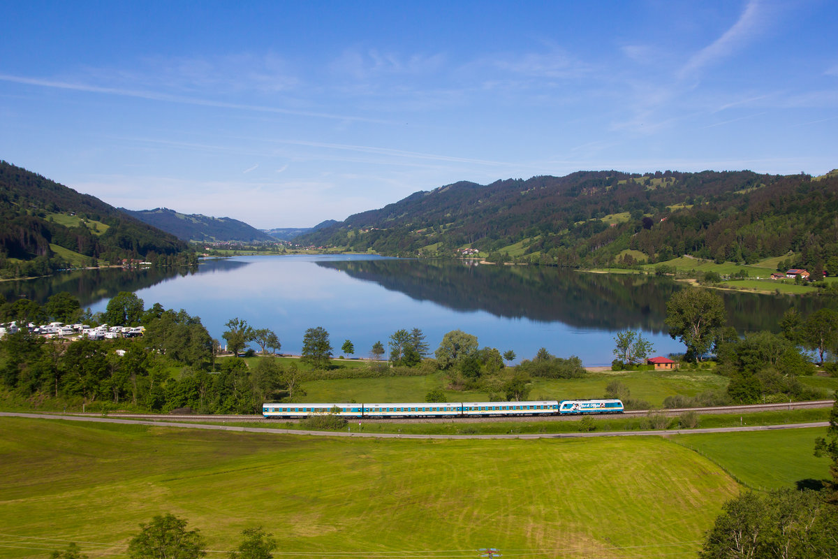 Der Alex mit seiner neuen Allgäu Werbelok in der Kruve am großen Alpsee. Ri. Oberstaufen, 21.5.18