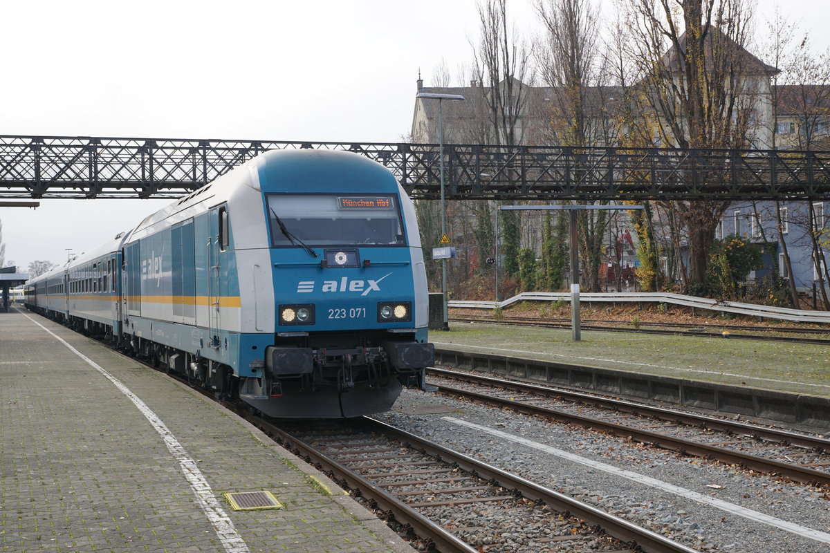Der alex sagte Adé.
In Lindau Hauptbahnhof werden von den  gegenwärtigen acht Bahnsteiggeleisen zwei zurückgebaut.  Der Inselbahnhof wird künftig  nur noch von der S-Bahn aus dem österreichischen  Bludenz und den Regionalbahnen aus Friedrichshafen, Memmingen und Kempten angefahren. Platz hat es nicht mehr für die fotogenen Züge von alex. Mit dem Fahrplanwechsel vom 13. Dezember 2020 endete der Verkehr des alex im Allgäu nach 17 Jahren.
Der alex sagte Adé.
Foto: Walter Ruetsch