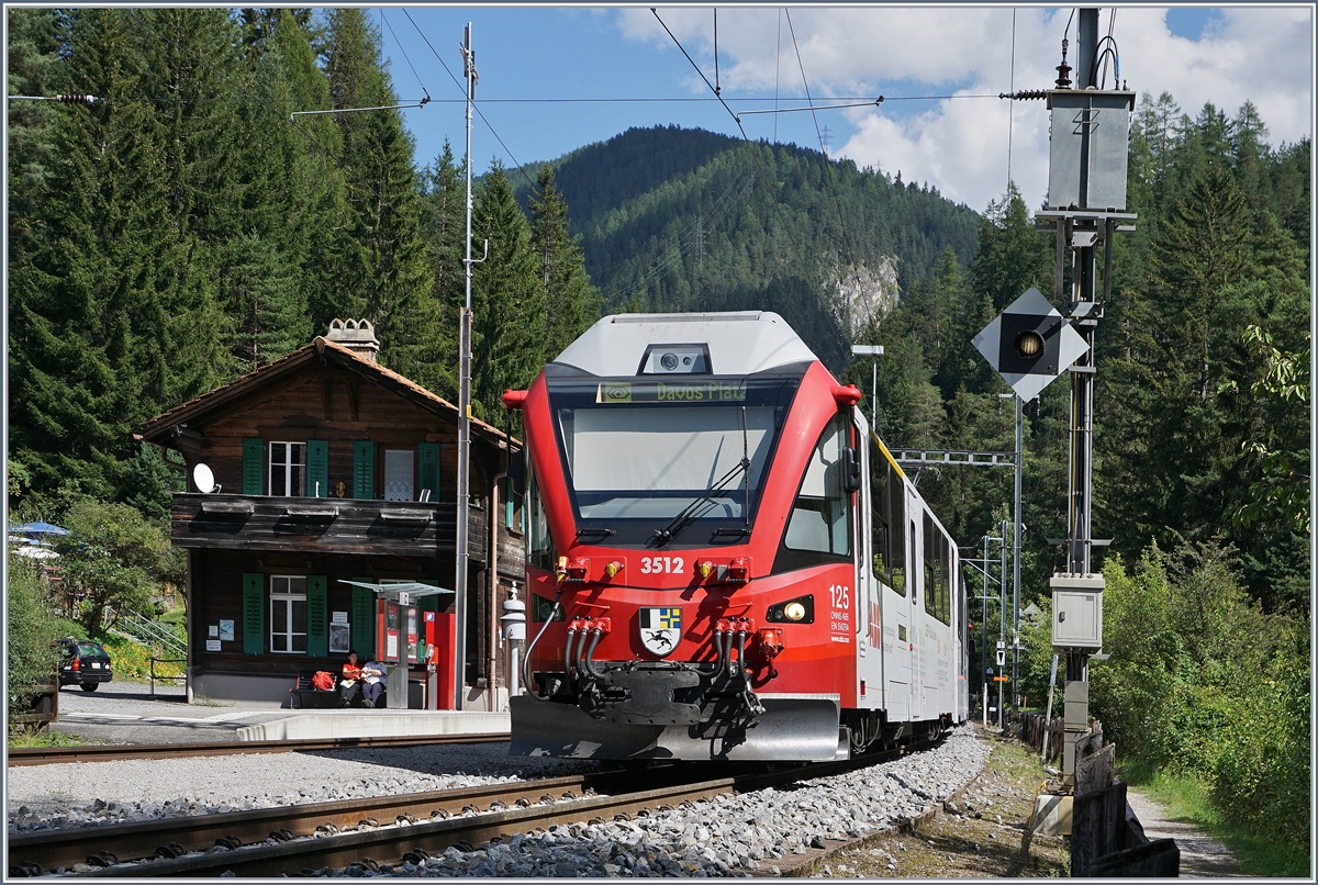 Der  Allegra  ABe 8/12 3512 (ABB) auf der Fahrt Richtung Davos beim kurzen Halt in Wiesen.
12. Sept. 2016