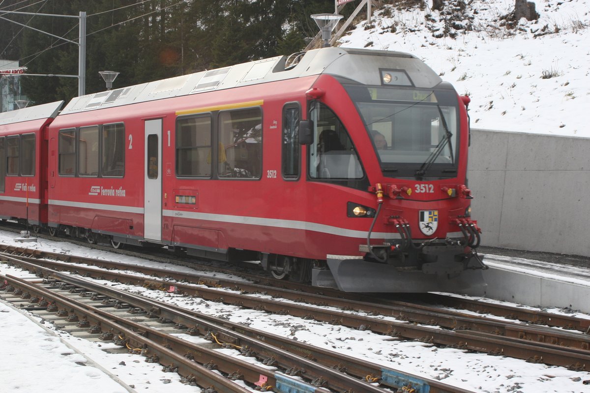 Der Allegra ABe 8/12 3512 wird für die Fahrt nach Chur in den Bahnhof Arosa gefahren.

Arosa, 14.12.2014