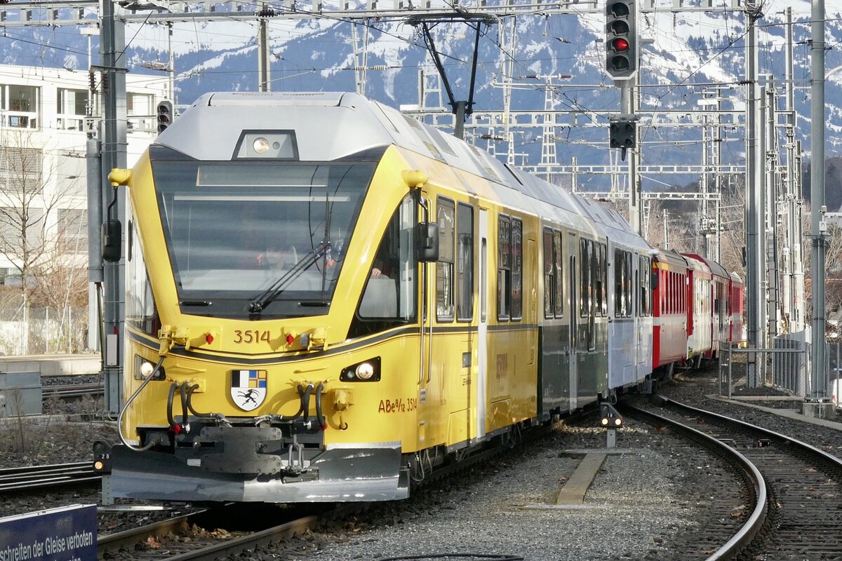 Der Allegra ABe 8/12 3514 der vor kurzem neu lackiert wurde und jetzt als  Ahnenzug  fährt, im Desigen der RhB, Bernina und Arosabahn von vor der Fusion im 1942 bzw. 1943 am 26.12.23 beim Einfahren auf den Bahnhofplatz Chur nach dem wenden.