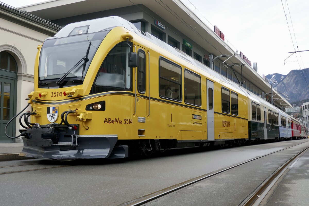 Der Allegra ABe 8/12 3514  Ahnenzug  steht am 26.12.23 auf dem Bahnhofplatz Chur bereit.