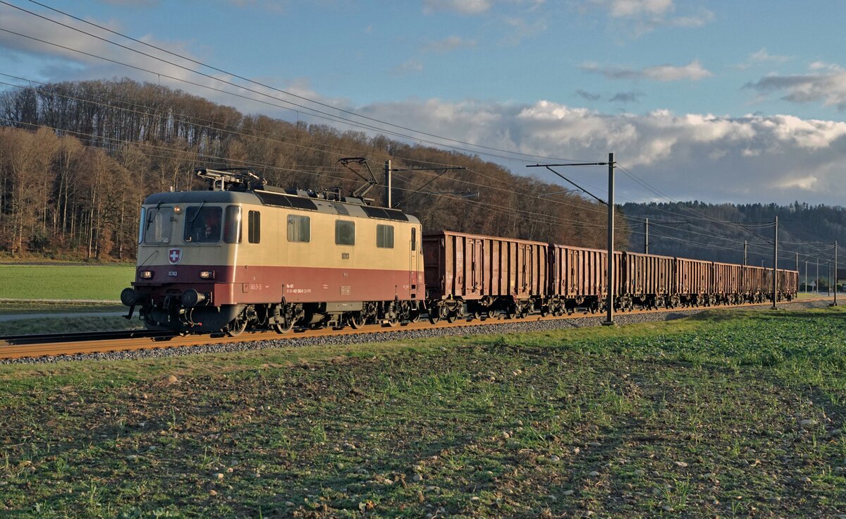 Der allerletzte Zuckerrübenzug ab Aarberg mit der TEE TR 423-393 in der Abendsonne bei Herzogenbuchsee am 5. Januar 2022.
Foto: Walter Ruetsch