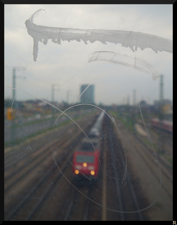 Der alltgliche Blick durch ffentliche Fensterscheiben. Klare Aufnahmen zu machen ist da schon eine Herausforderung. So bleibt die 185 mit ihrem Gterzug in Mannheim unerkannt. (27.08.2013)