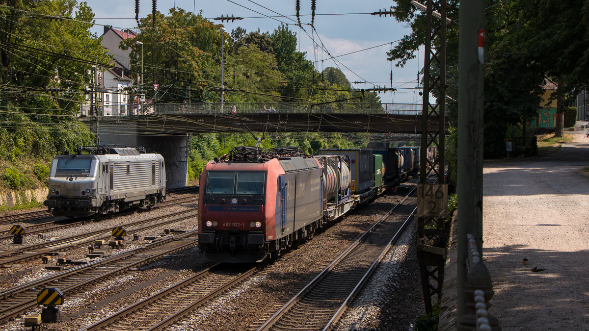 Der  ALPÄZÄHMER  Re 482 022-1 ist am 27. Juli 2018 in Offenburg unterwegs. Im Hintergrund ein abgestellter Gast aus Frankreich: Prima 37 028-4.