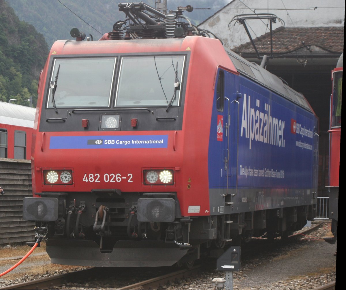 Der  Alpäzähmer  Re 482 026 steht vor dem Depot in Erstfeld.

Erstfeld, 04.06.2016