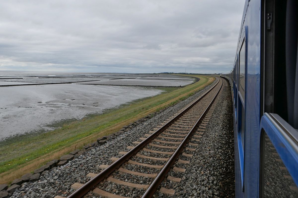 Der ALPEN-SYLT Nachtexpress von Konstanz/Salzburg nach Westerland (Sylt) am 28.08.2021 auf dem Hindenburgdamm