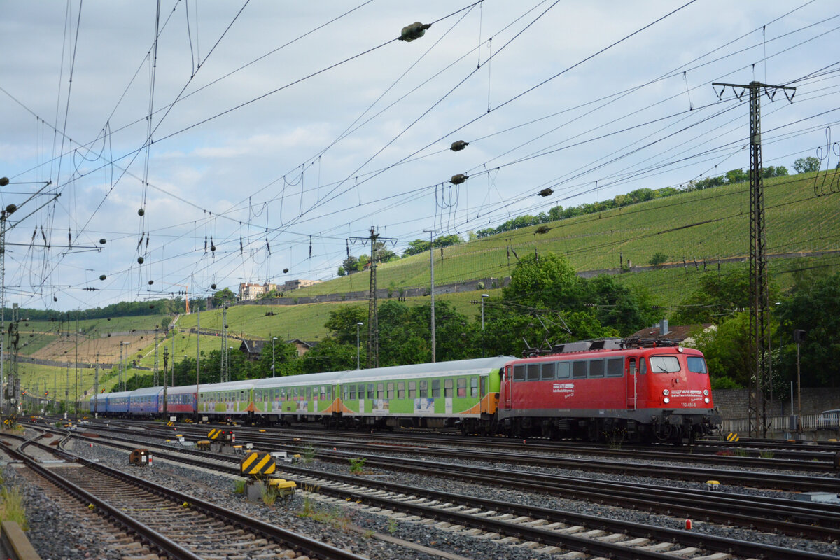 Der ALPEN-SYLT Nachtexpress (RDC Deutschland, NEx 1312 Westerland/Sylt - Salzburg) wird am 29.05.2022 rund 140 min verspätet von BTE 110 491-8 durch Würzburg Hbf befördert.
