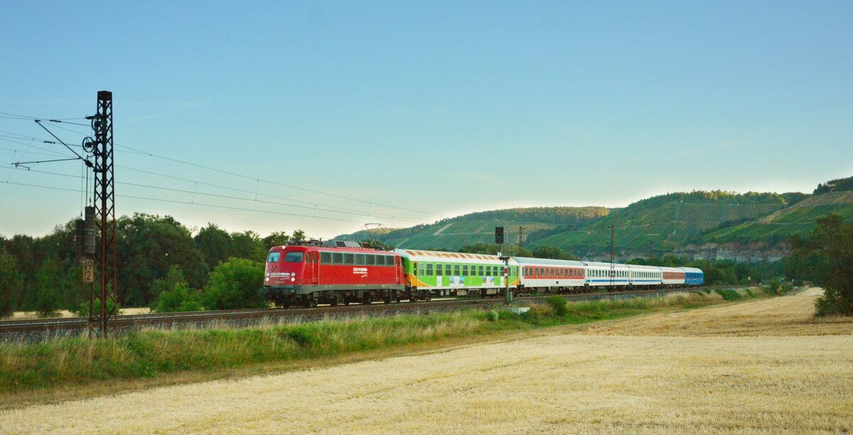 Der ALPEN-SYLT Nachtexpress (RDC Deutschland, NEx 1312 Westerland/Sylt – Salzburg) am 17.07.2022, gezogen von BTE 110 491-8, kurz vor Sonnenaufgang bei Himmelstadt im Maintal.