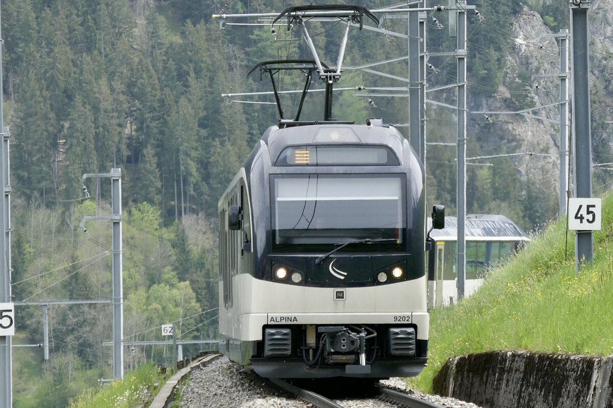 Der Alpina 9202 der MOB mit einem Panorama Express am 19.5.23 kurz vor der Einfahrt in Zweisimmen.