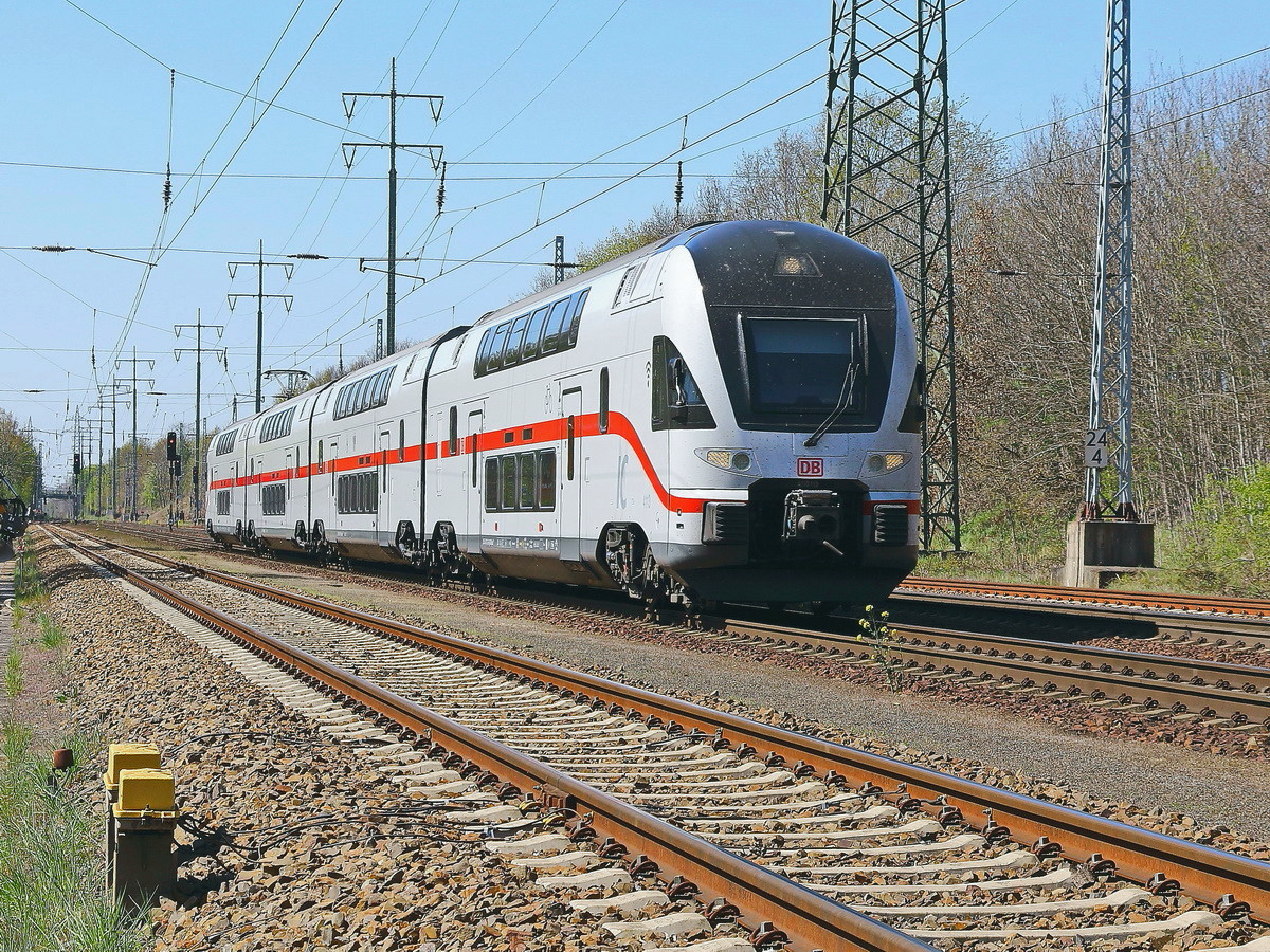 Der als IC 2278 verkehrende Triebzug 4114 am 22. April 2020 auf dem südlichen Berliner Aussenring bei Diedersdorf.
