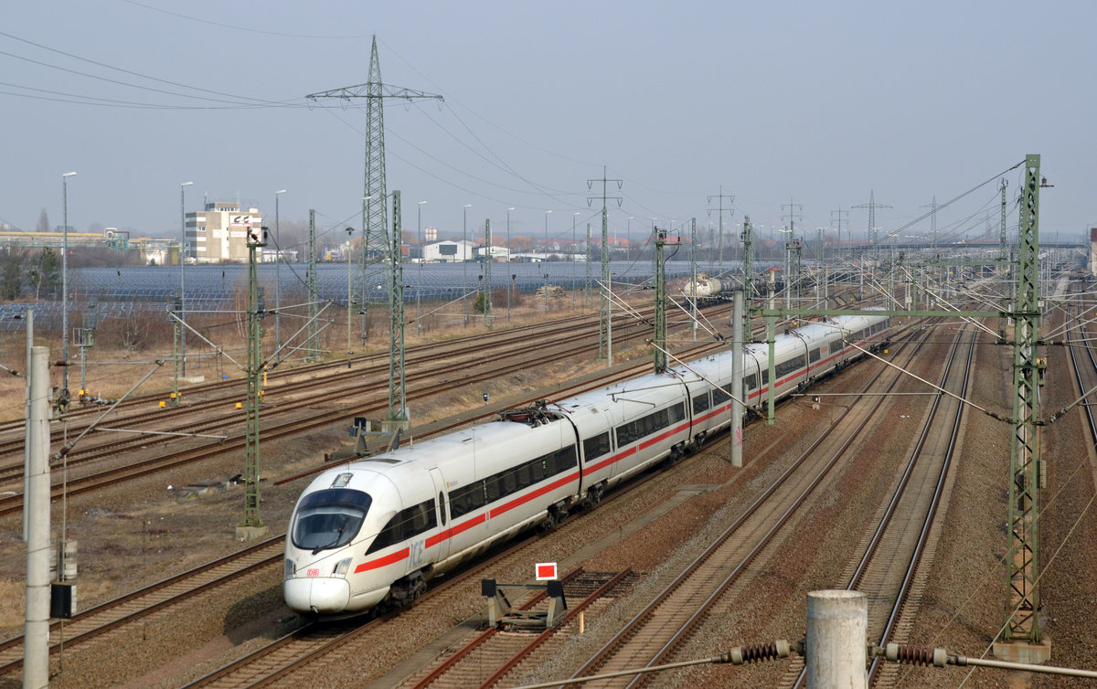 Der als ICE 1509 verkehrende Triebzug  Paderborn  der Reihe 411 passiert am 02.04.18 auf dem Weg Richtung Leipzig soeben Bitterfeld.