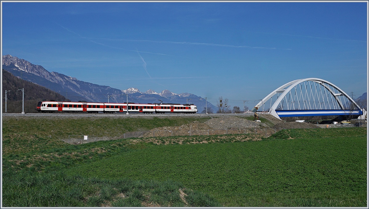 Der als RE 3557 von Aigle nach St-Maurice verkehrende RegioAlps Domino hat bei Massogex, nach der Fahrt über die neue Rohne-Brücke seine Heimat wieder erreicht.
27. März 2017