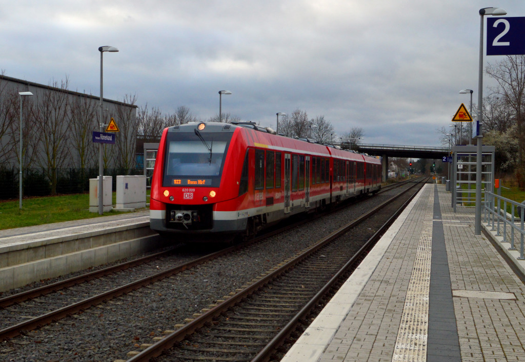 Der als S23 nach Bonn Hbf fahrende 620 009 aus Bad Münster Eifel kommend ist hier gerade in Rheinbach Römerkanal zu sehen bei der Einfahrt. 5.2.2016