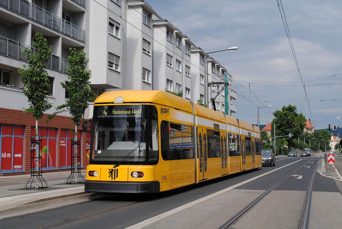 Der als Zweirichtungswagen gebaute NGT6DD 2592 befand sich am 13.06.2016 im Einsatz auf der Linie 4, als er in der Schandauer Straße an der Haltestelle Bergmannstraße abgelichtet wurde.