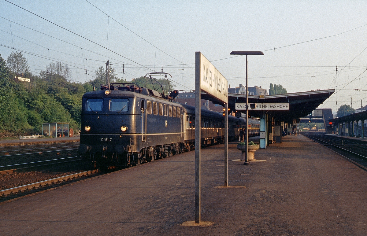 Der alte Bahnhof Kassel-Wilhelmshöhe im Sommer 1979. Die 110 161 vor einem Eilzug nach Frankfurt befindet sich (fast) noch im Originalzustand.