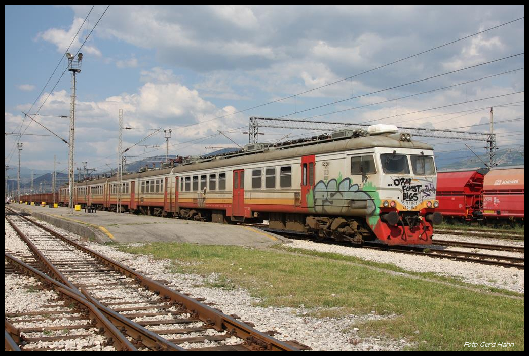 Der alte Elektrotriebwagen 412-042 aus Bar rumpelt hier am 16.5.2017 in den Bahnhof Podgorica.