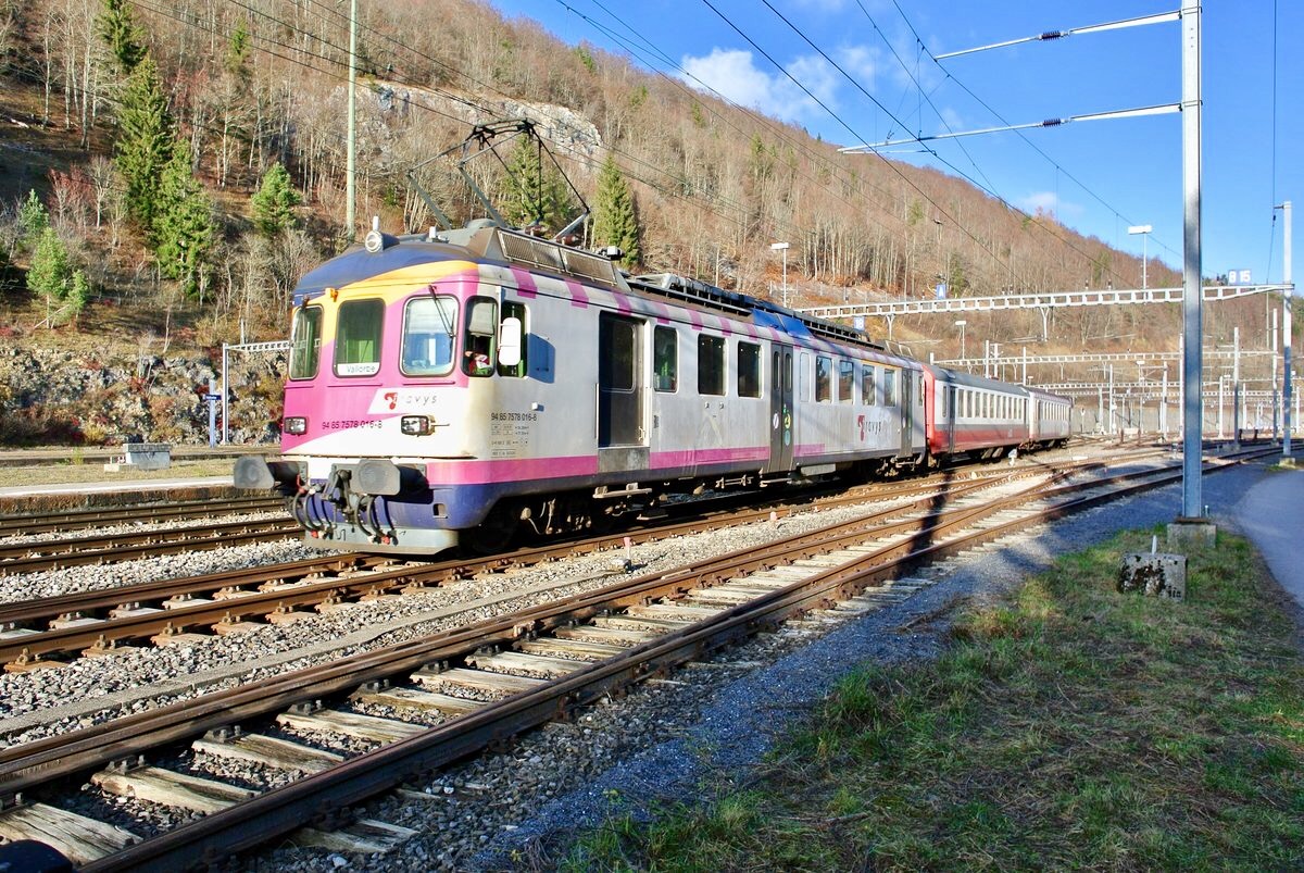 Der alte ex. MThB Triebwagen steht zurzeit wieder im Planeinsatz. Aufgrund der Revision des ex. TRN Pendels kommt der ehemalige Seehas noch einmal zum Einsatz; ABDe (94 85 7)578 016-8, B EWI 50 85 20-35 475-6 ex. TRN und Bt 50 85 80-35 904-2 ex. MThB als Regio 6026 bei Einfahrt in Vallorbe, 28.11.2016.