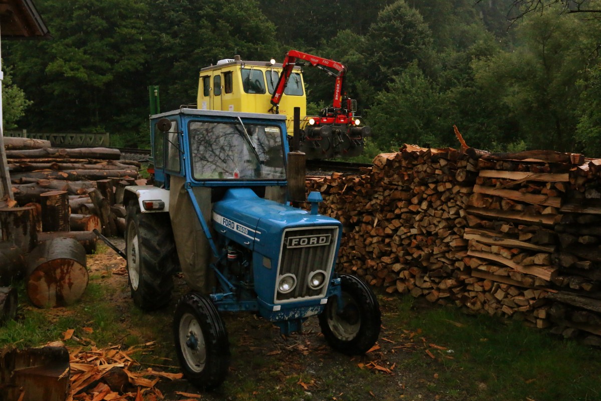 Der alte Ford Traktor steht ganz Traurig im Regen , da er Heute leider wegen dem Sauwetter nicht arbeiten darf. Unberührt dessen zischt X629.002-7 in den Bahnhof Wies Eibiswald hinein. 23.06.2015