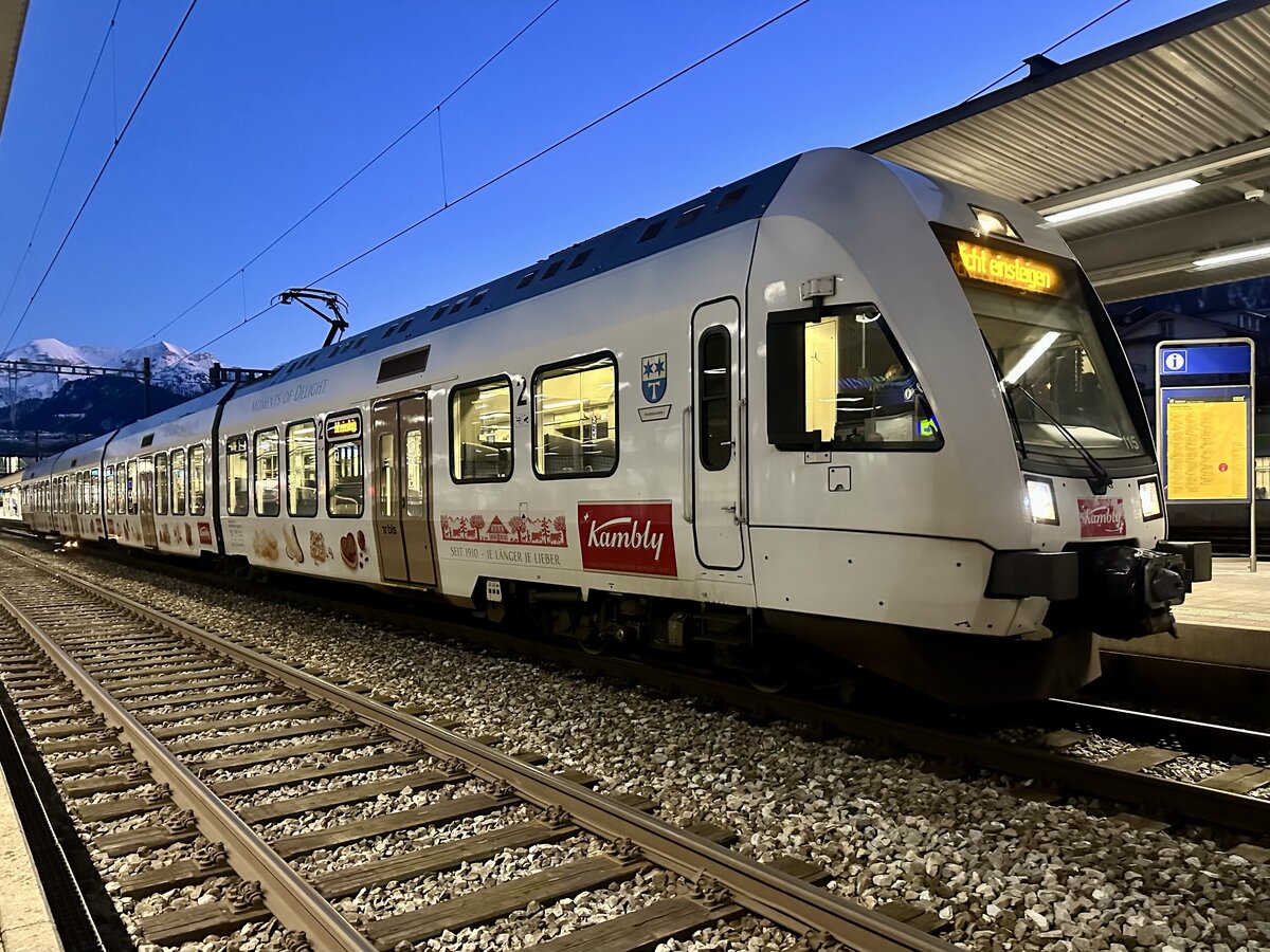 Der eine alte Kamblyzug RABe 535 115  Trubschachen 2  der am 16.12.24 im Bahbhof Spiez steht.