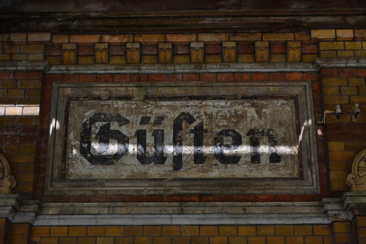 Der alte Schriftzug Güsten am alten Bahnhofsgebäude.

Güsten 02.08.2017