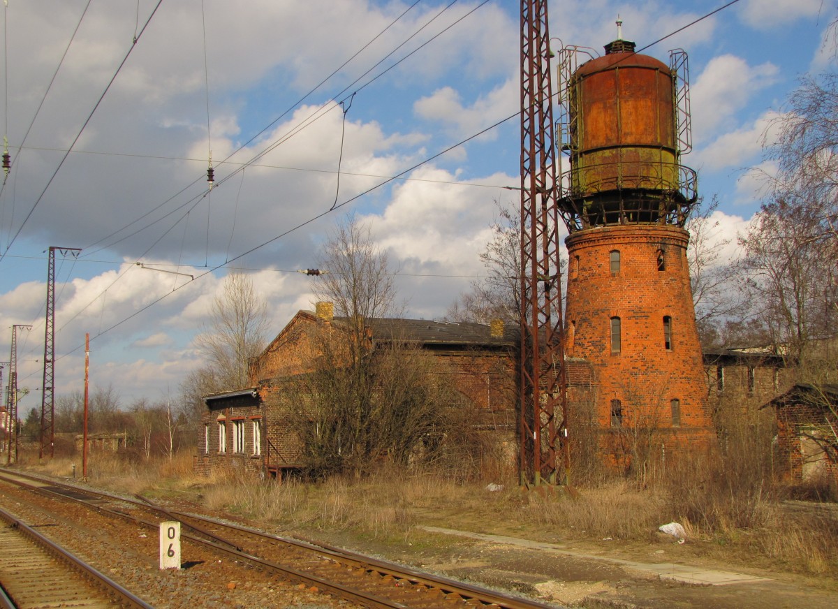 Der alte Wasserturm und Weichenreste vom frheren Verbindungsgleis zur Drehscheibe, am 20.02.2014 in Grokorbetha.