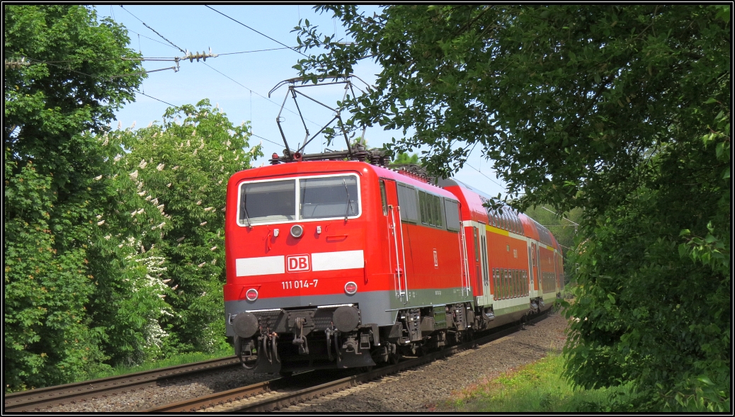 Der Alten Dame hinterhergeschaut! Hier schiebt die 111 114-7 den Wupper Express (RE4) in Richtung Übach Palenberg. Szenario vom 14.05.15 bei Rimburg an der Kbs 485.