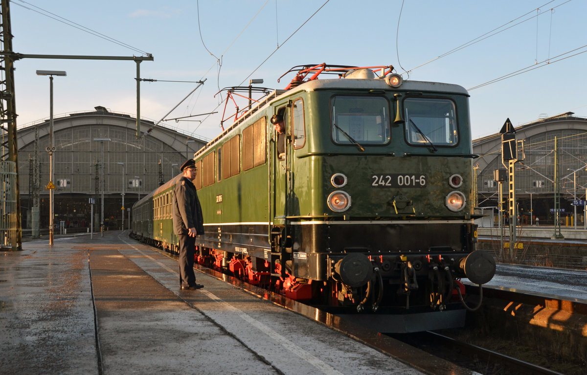 Der am 04.02.17 als DPE 20863 verkehrende Sonderzug der Press von Leipzig nach Dresden sonnt sich am Morgen vor der Bahnhhofshalle des Leipziger Hauptbahnhofes.