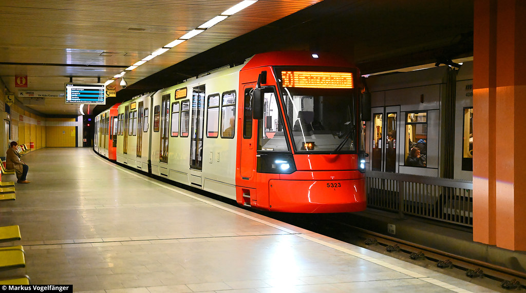 Der am 27.04.2023 in Köln angelieferte HF6 5323 während der ersten Fahrt auf öffentlichen Kölner Gleisen an der Haltestelle Deutz TH in Köln am 28.04.2023.