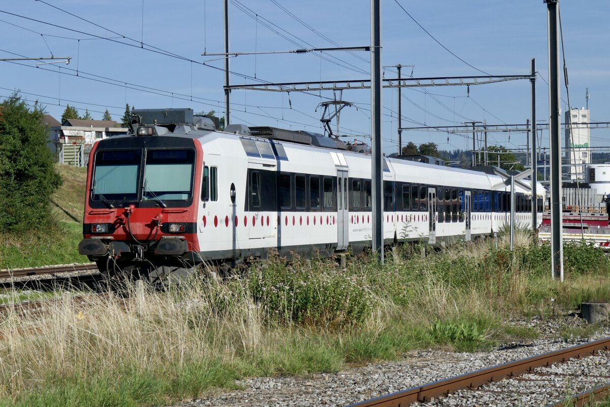 Der am 4.9.23 hinter dem Bahnhof Schmitten abgestellte Domino RBDe 560 236 der TPF